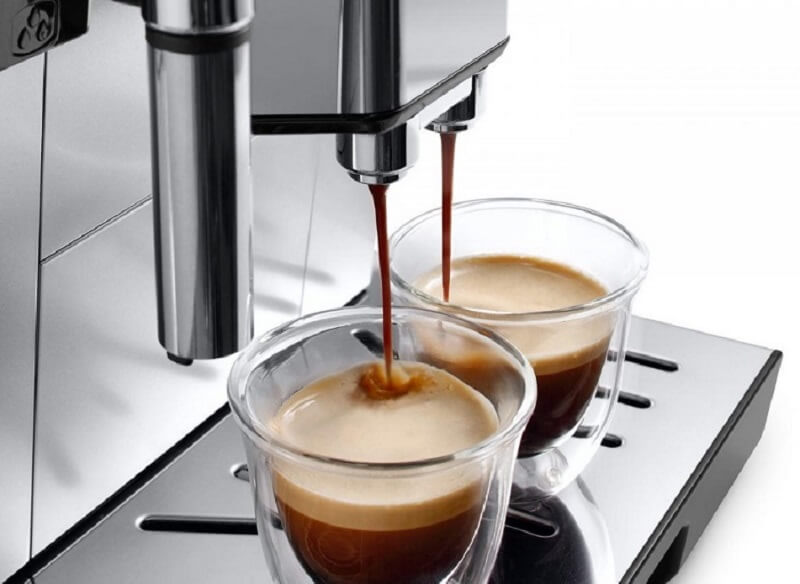 Кофемашина делает кофе