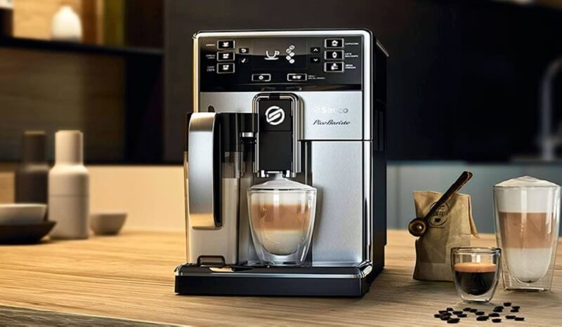 Кофемашина с чашкой кофе